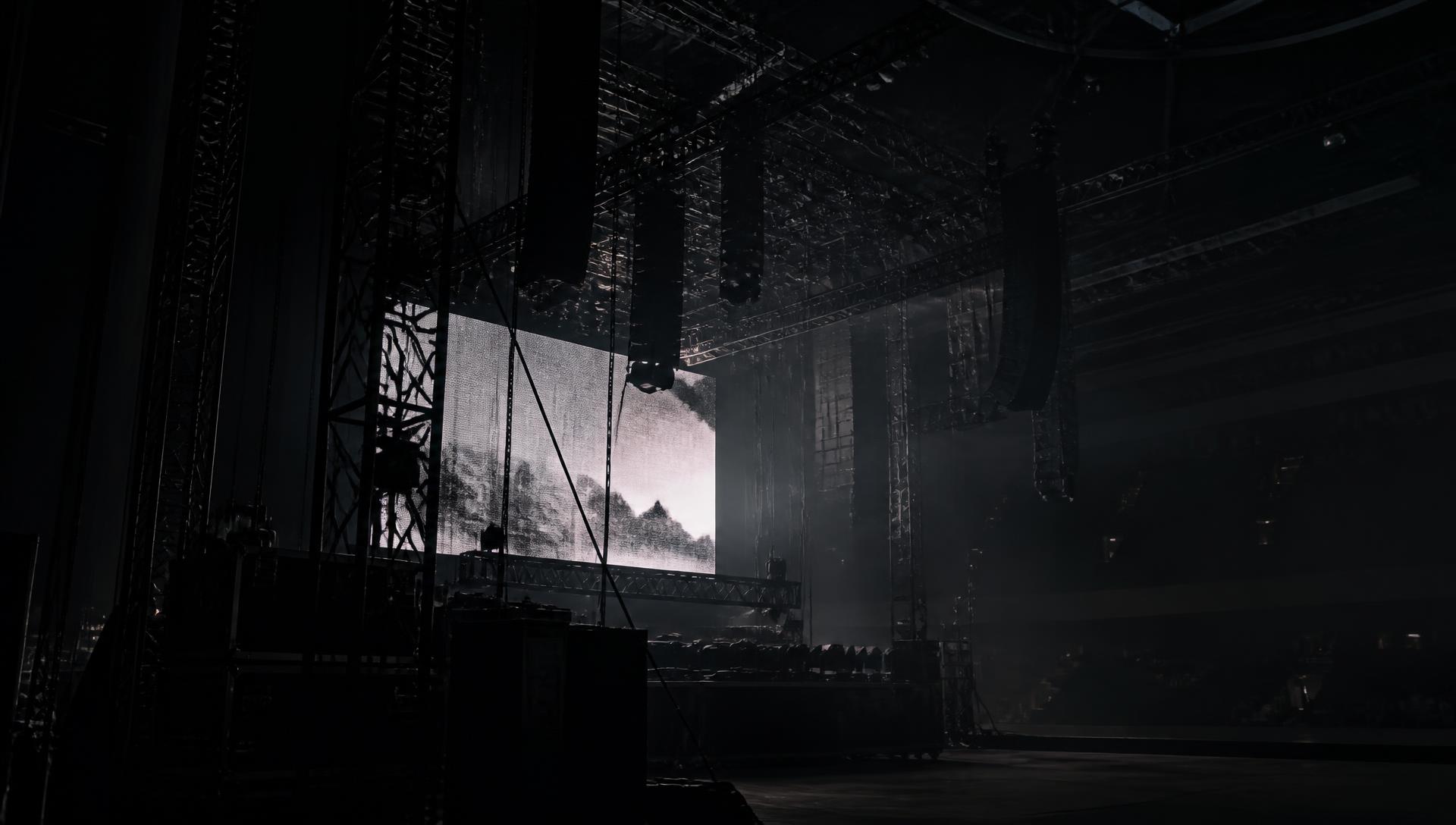 Bühnenrigging, Traversen und LED-Wand einer Arenaproduktion aus dem Backstagebereich
